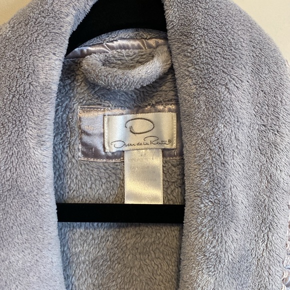 Oscar de la Renta bathrobe with beautiful trimming and belt. Size small. Gray. - Picture 5 of 12